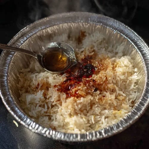 خطوة التخمير بالفحم الآمن لإضفاء عبير مدخّن على مندي الدجاج